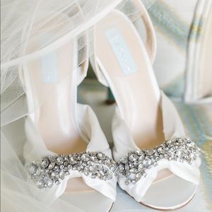 Betsey Johnson Ivory Satin Wedding Shoes, Blue collection, Briel, size 7, w/ box